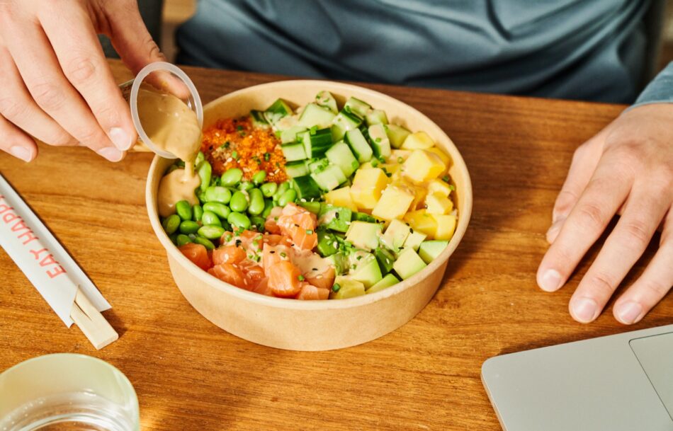 Poke bowl s lososem — rychlý oběd od EAT HAPPY