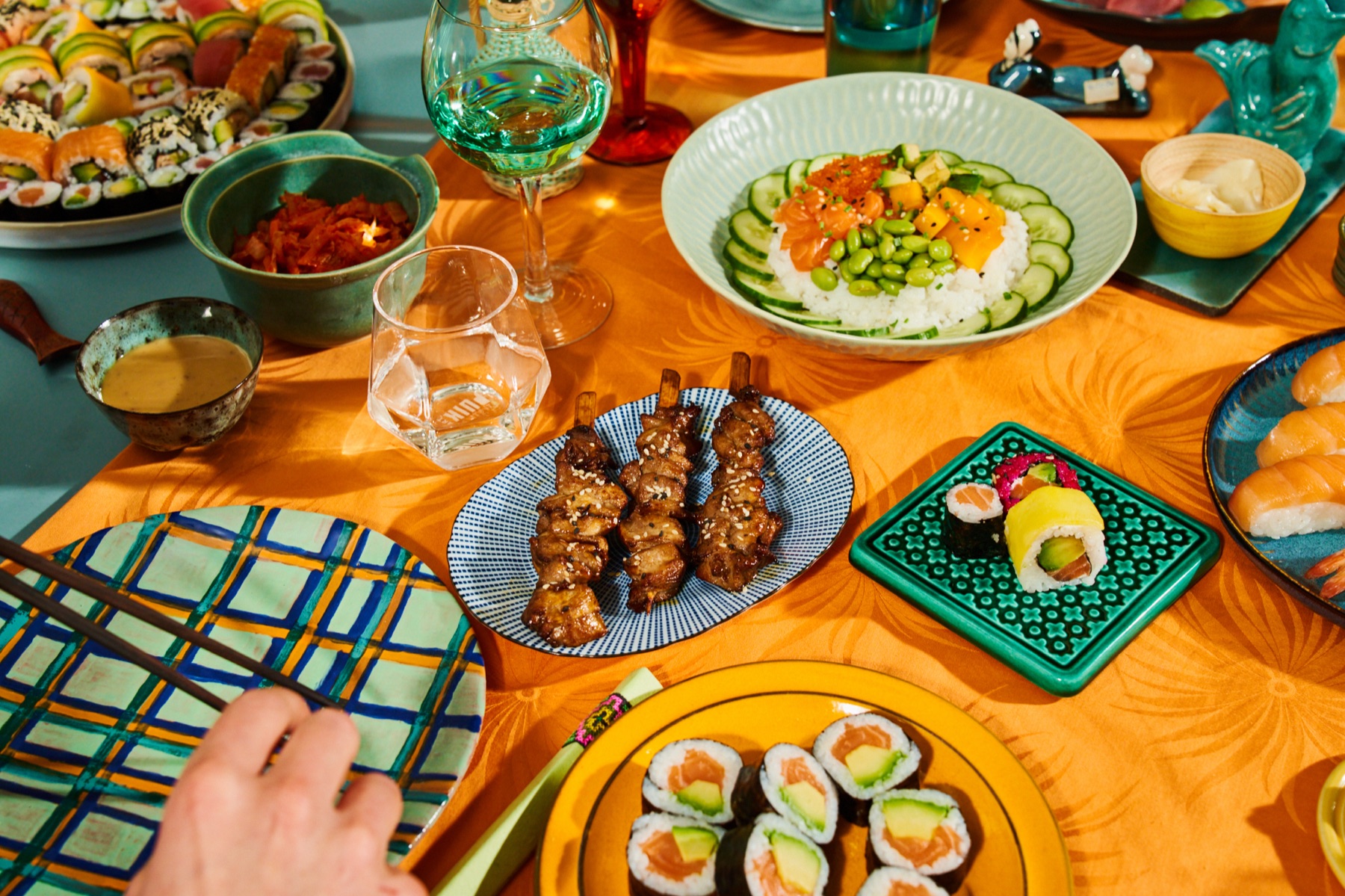 Čerstvé sushi a asijské speciality EAT HAPPY na společném stole