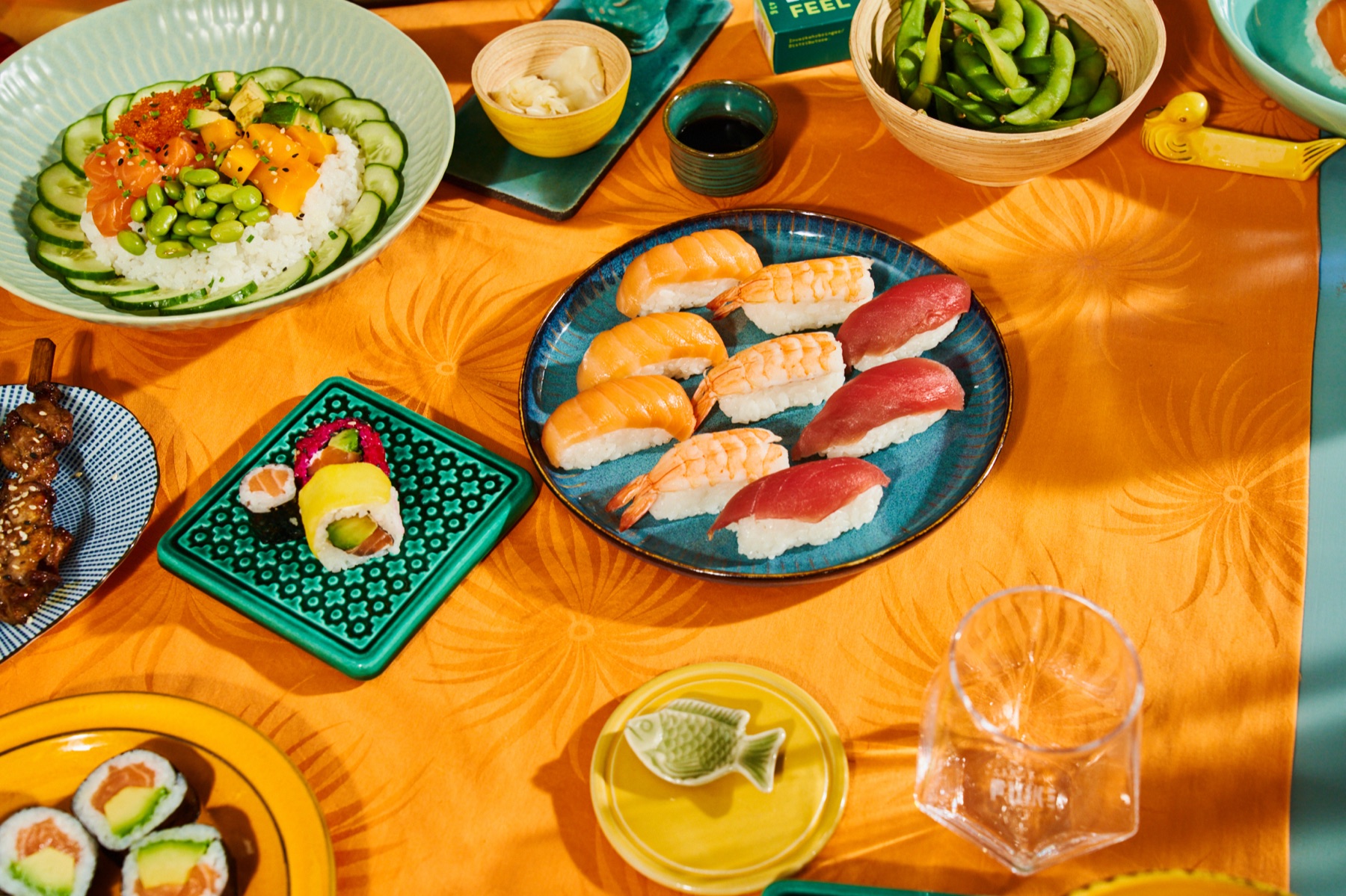 Pestrý výběr sushi, nigiri a maki od EAT HAPPY