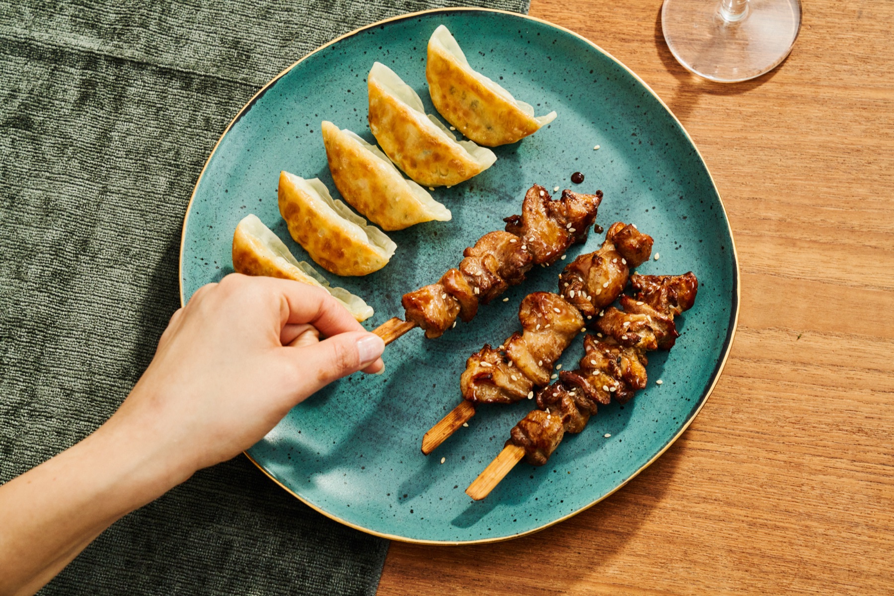 Yakitori špízy a gyoza — denně čerstvě připravované